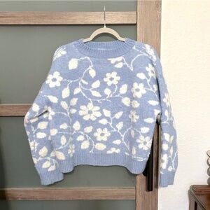 Francesca’s mi ami | Cropped Blue and Cream Floral Sweater-L